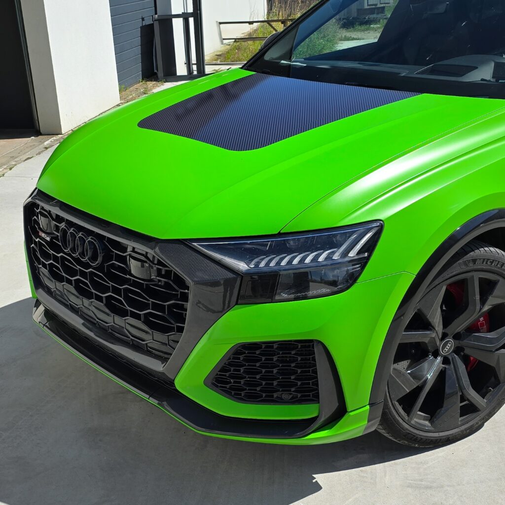 Full covering d'une Audi RSQ8 avec un design unique et coloré proposé par Graficko